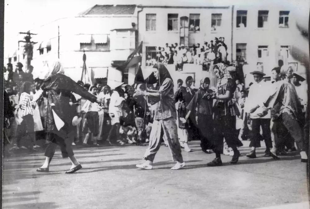 The Haili Story (Part II): Breaking Through and Reborn—Setting Sail Again After the Storm... 青岛市民欢庆解放 图源青岛日报