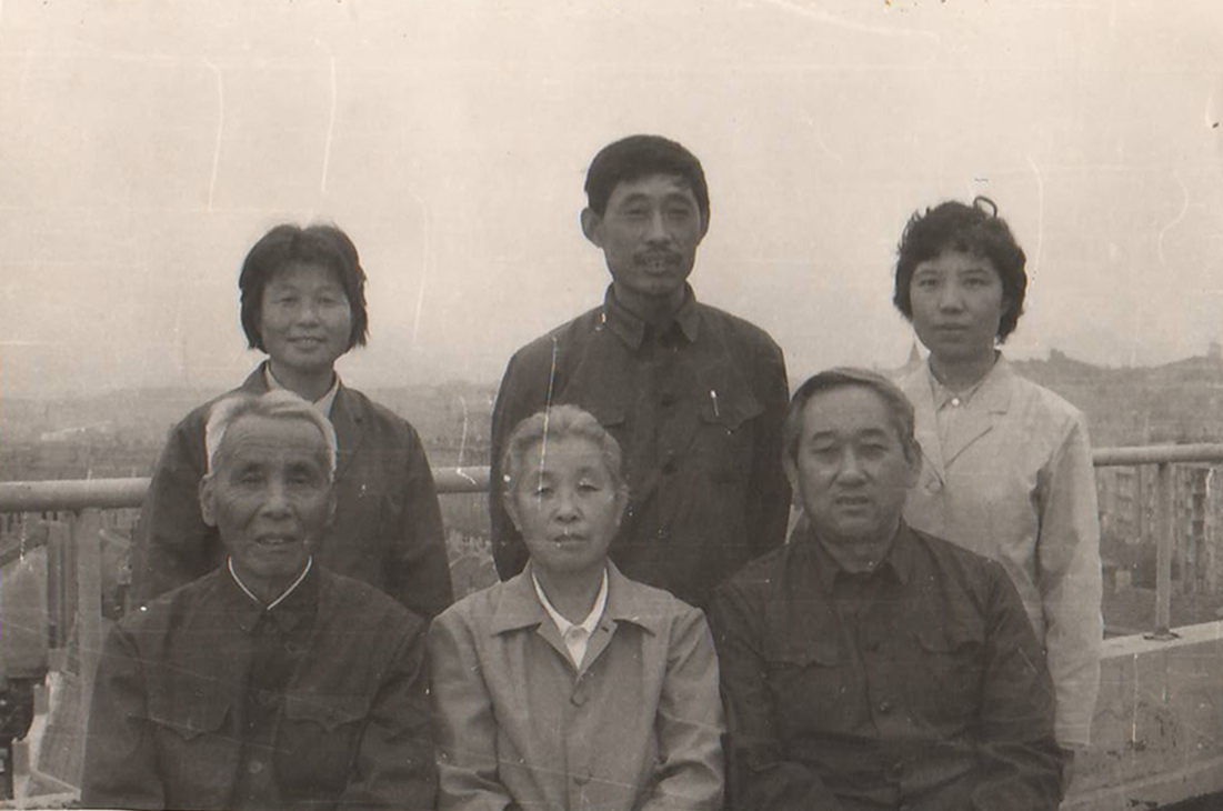 The Haili Story (Part III): Navy Cap Streamers—A Lace Factory’s Masterful Response 13.1977年青岛花边厂领导班子合影：前排公司创始人宋云居（左一）、支部书记孙勤本（中）、厂长刘恩达（右一）后排：时任党支部成员丁子凤（左一）、时任党支部成员寇富甲（中）、时任党支部成员王爱芳（右一）